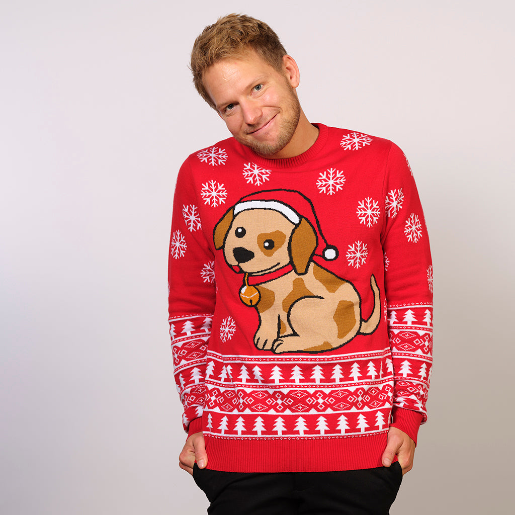 En mand med en rød julesweater med en hund på.